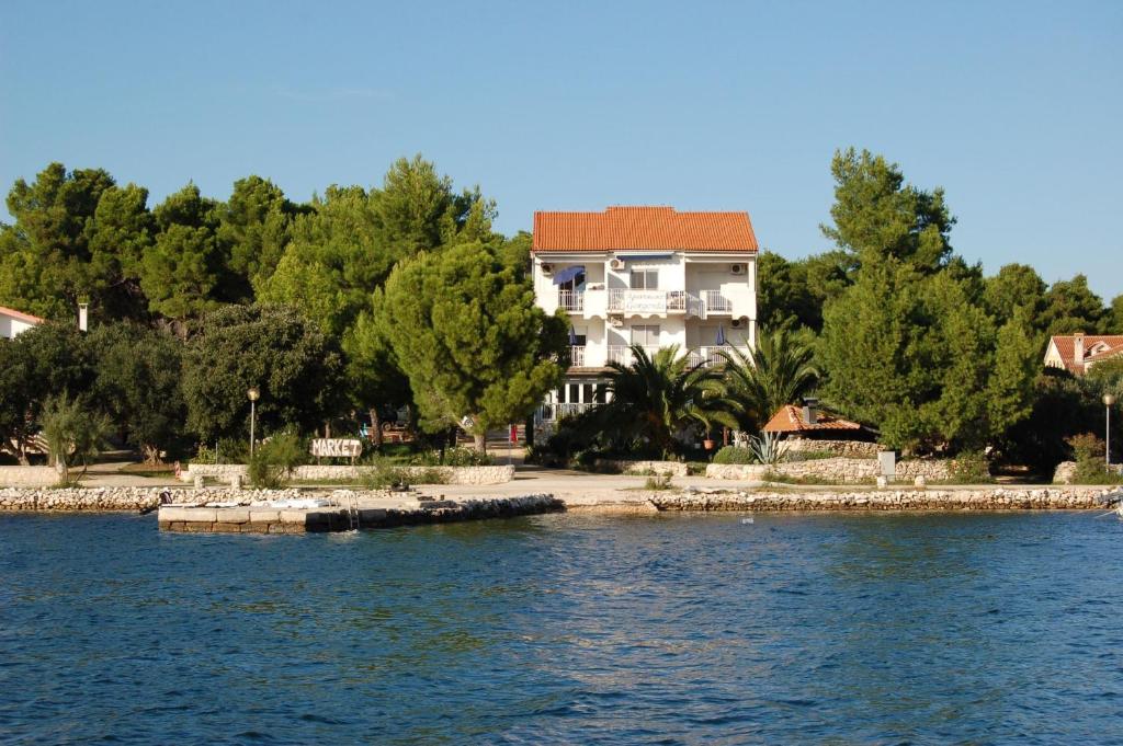Verunić柳珊瑚公寓酒店的水体岸边的房子