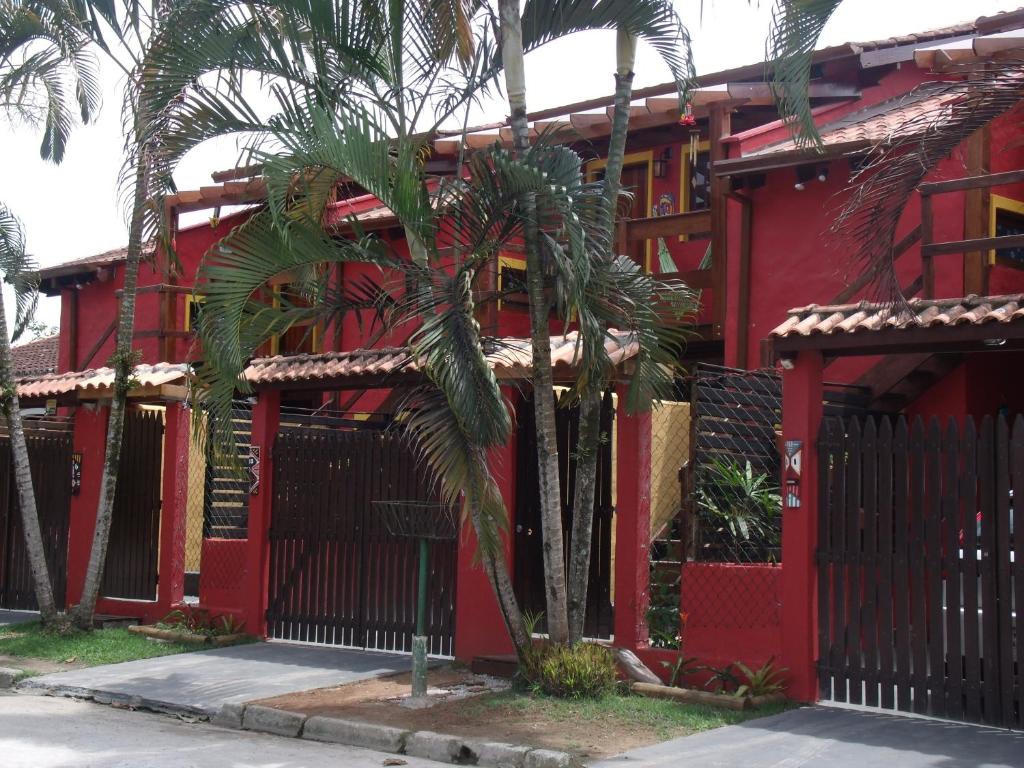 乌巴图巴乌巴图巴阁楼木屋的一座红色的建筑,前面有棕榈树