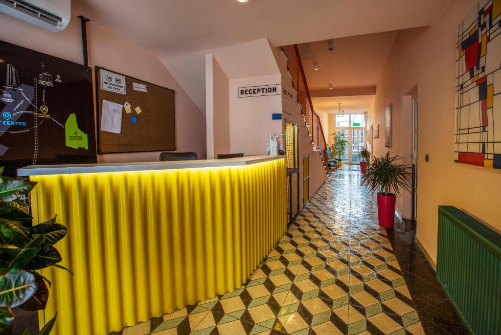 普里什蒂纳Hotel 4 Llulla的走廊里的一个黄色酒吧
