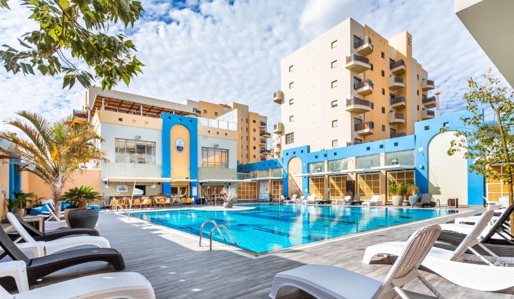 埃拉特Almogim Suites Eilat的一张酒店游泳池的图片