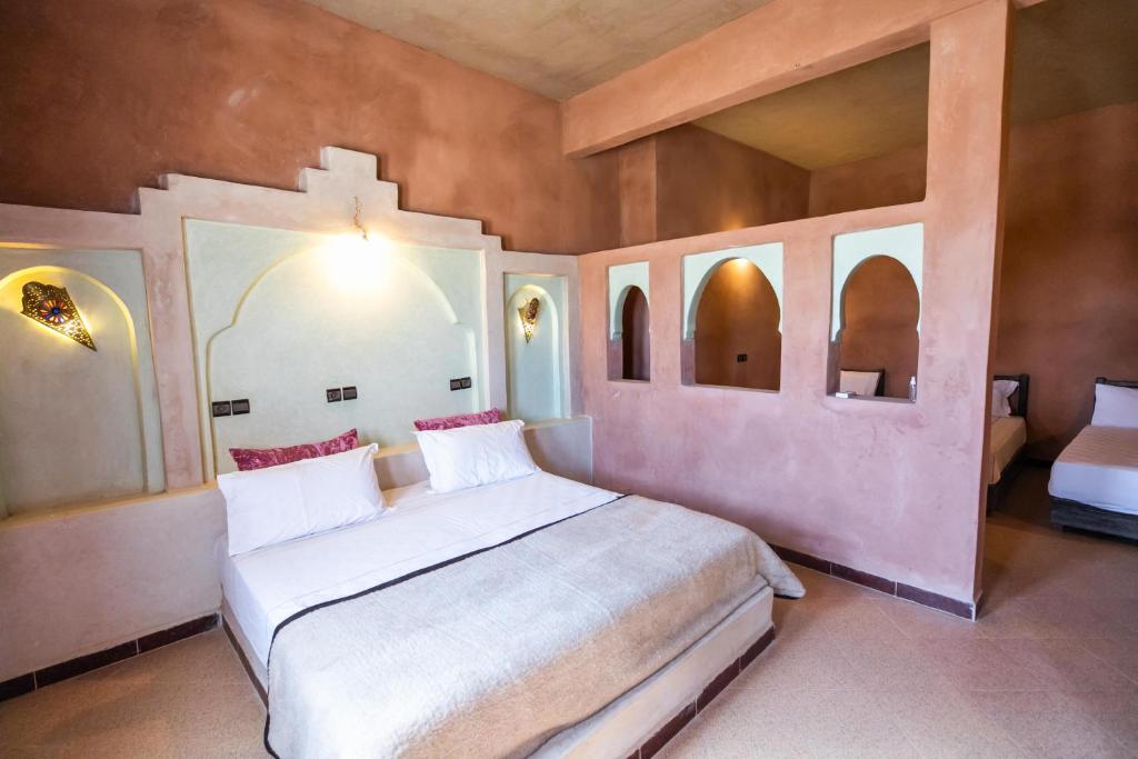 梅尔祖卡奥贝尔杰萨哈拉酒店的一间卧室,卧室内配有一张大床