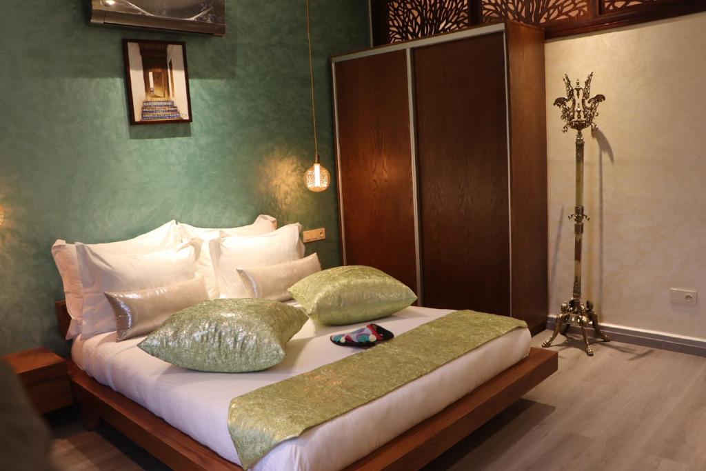 非斯Luxury Appartement Noor的一间卧室配有一张带两个枕头的床