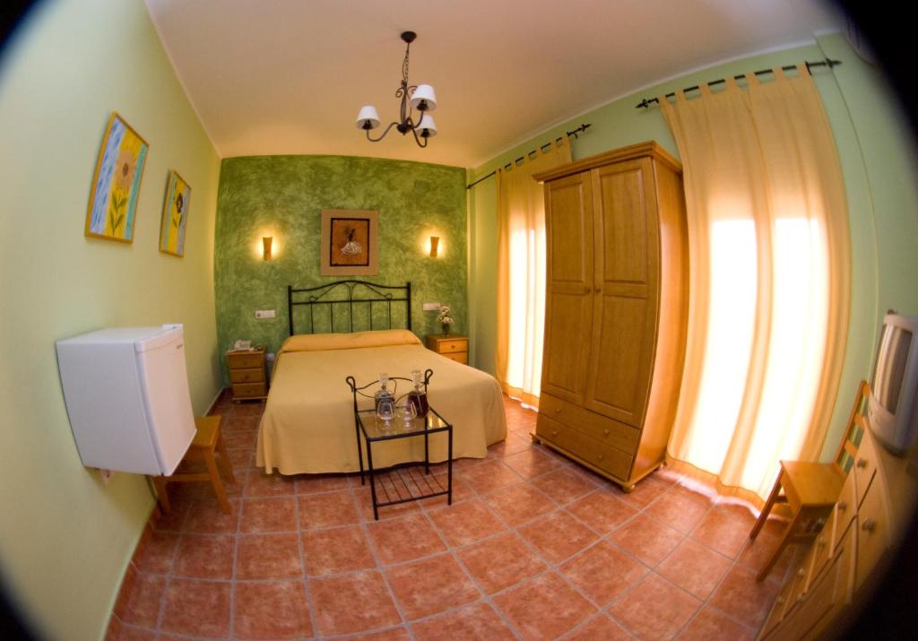 La Zarza埃尔艾里罗乡村酒店的一间卧室配有一张床和一张桌子