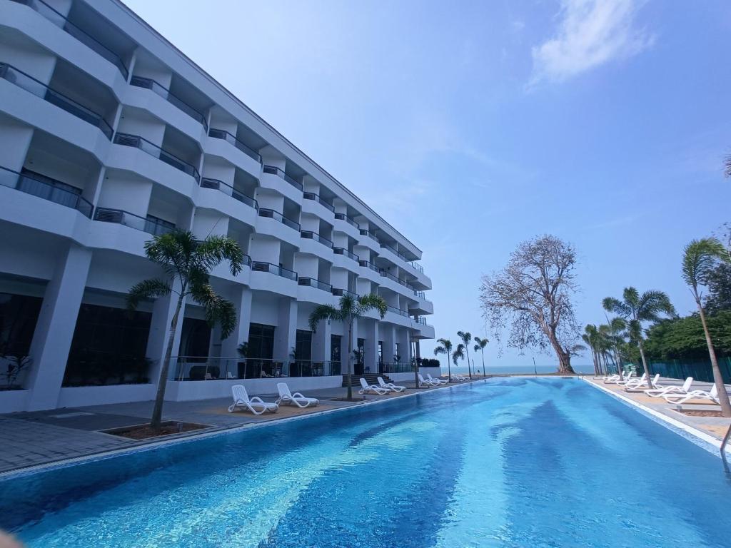 波德申Pacific Regency Beach Resort, Port Dickson的酒店前的一个空游泳池