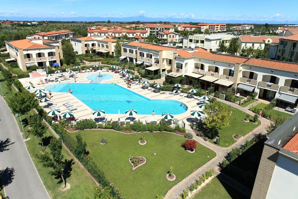 卡奥莱BETULLE Lido Altanea的享有度假村的空中景致,设有大型游泳池