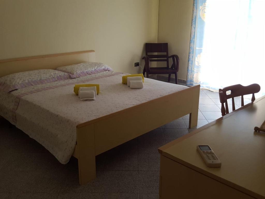 兰佩杜萨Casa O'Scia的一间卧室配有一张带两个黄色枕头的床