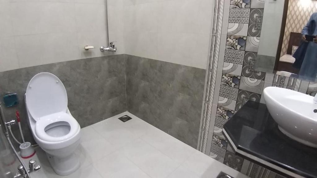 拉合尔Al-Nafay Guest House R1的一间带卫生间和水槽的浴室