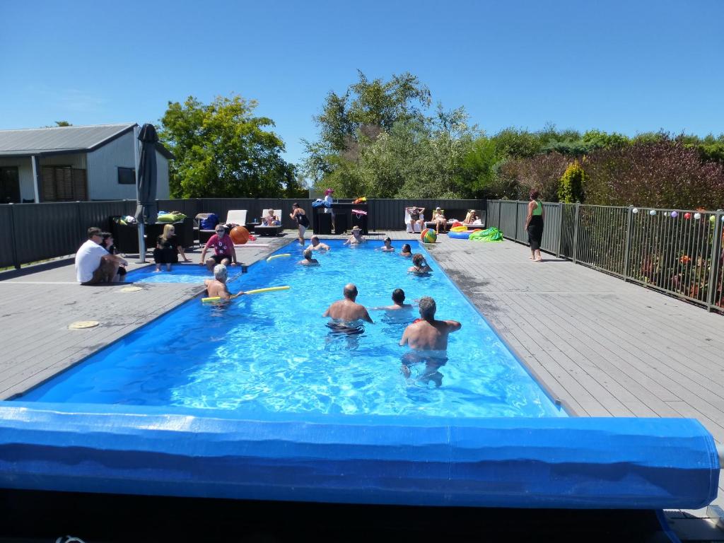 北哈夫洛克圣安德鲁斯旅馆的一群人在游泳池玩耍