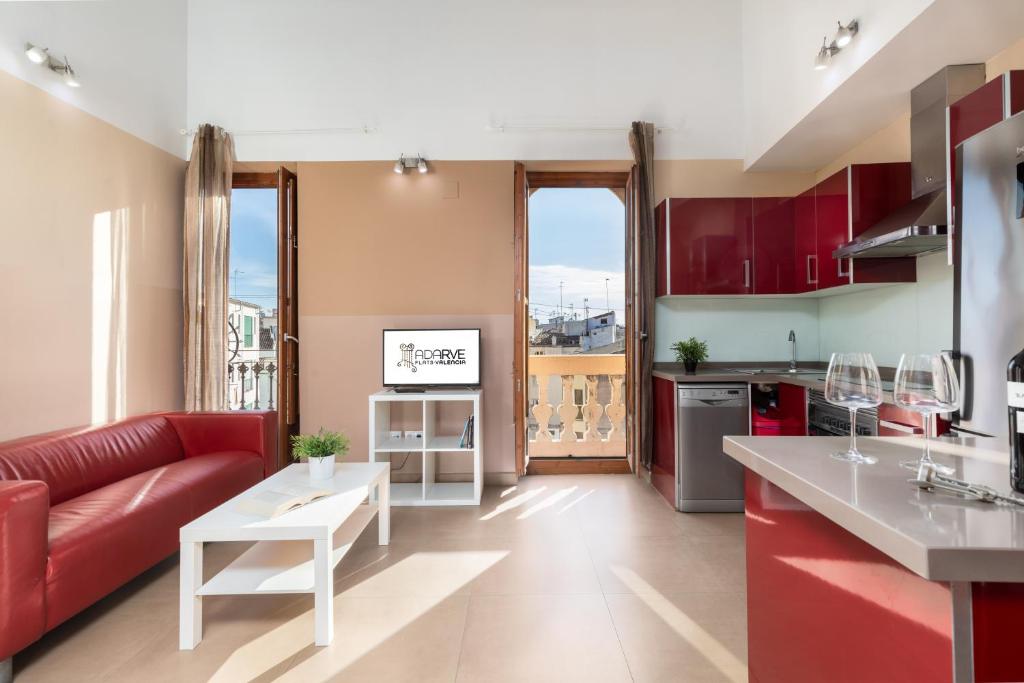 瓦伦西亚Adarve Flats的一间厨房和一间带红色沙发的客厅