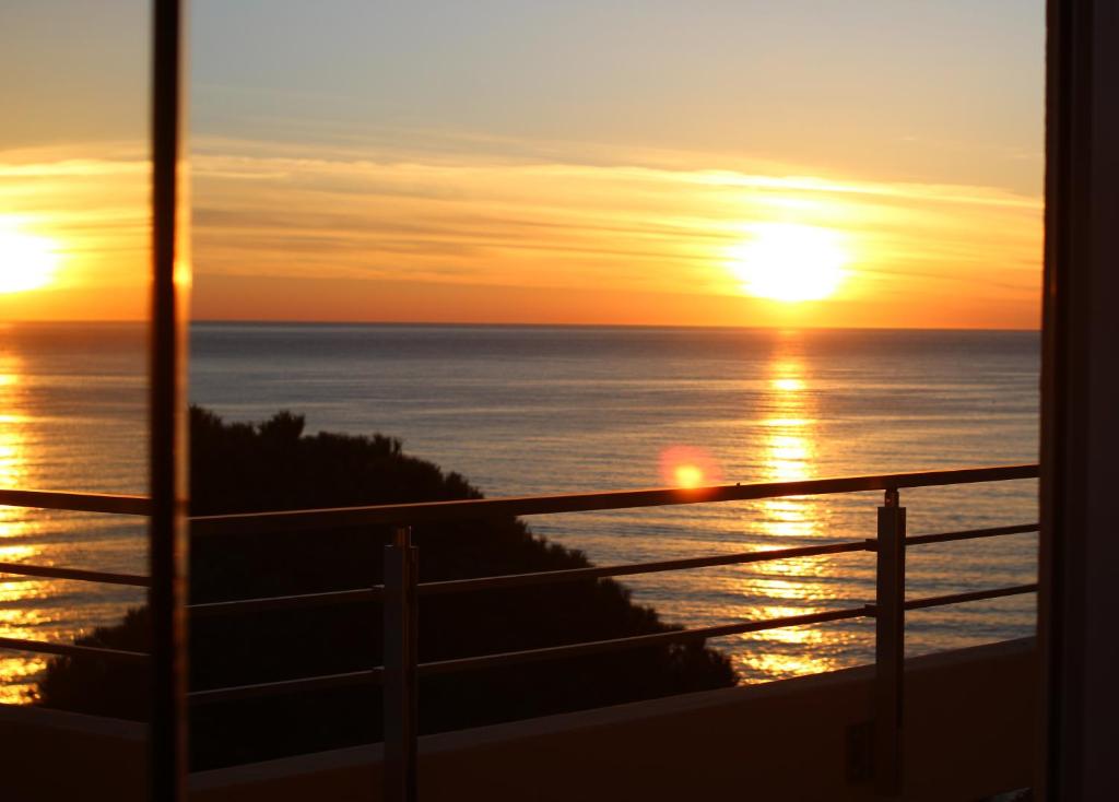 罗克布吕讷-卡普马丹 亚历山德拉酒店的从阳台上欣赏海洋上的日落