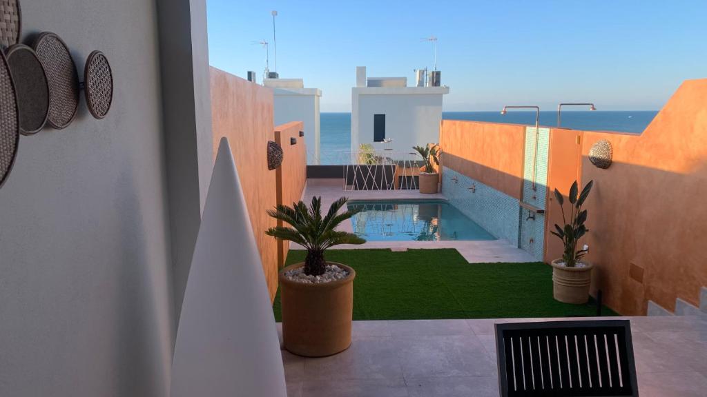 马塔拉斯卡尼亚斯ON VILLAGE DELUXE的从带游泳池的房屋阳台欣赏风景