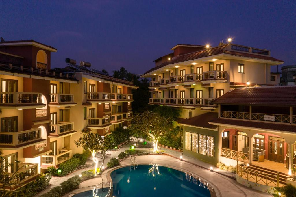巴加Lazy Lagoon, Baga A Lemon Tree Resort, Goa的晚上酒店享有空中景色