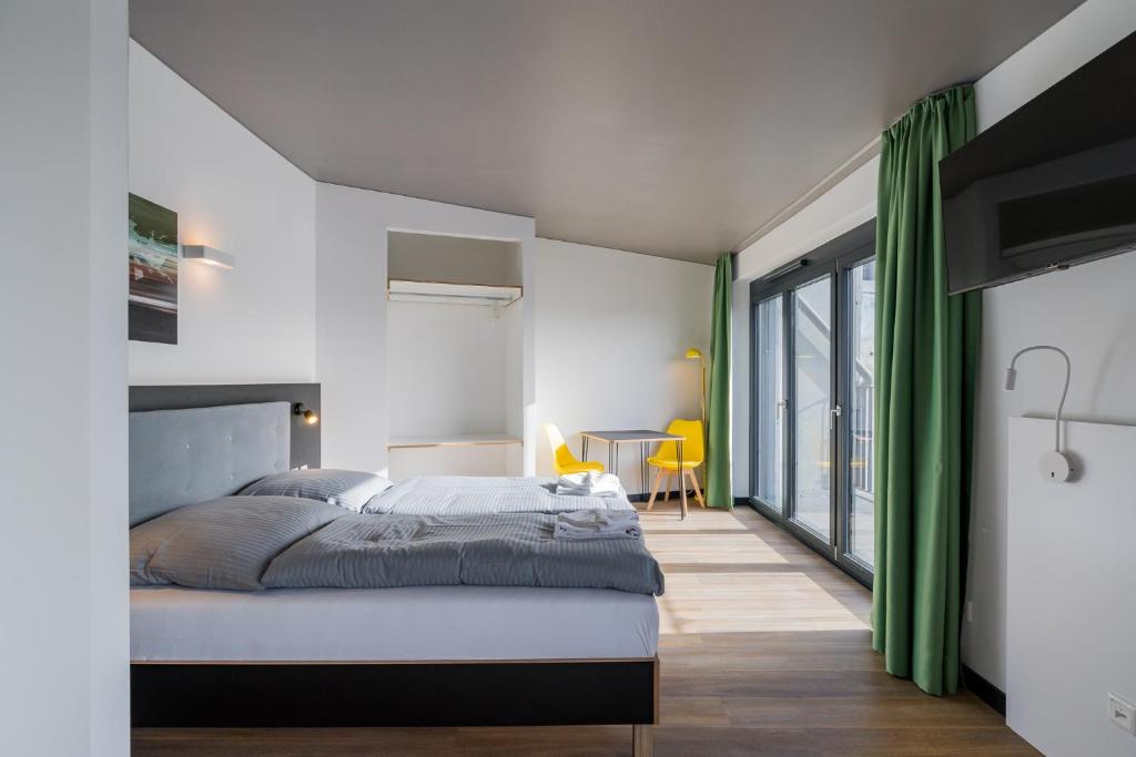 柏林Nena Apartments - Kreuzberg 61的一间卧室设有一张床和一个大窗户