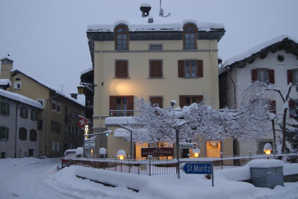 Vicosoprano阿尔伯格皮兹坎酒店的前面的地面上积雪的建筑