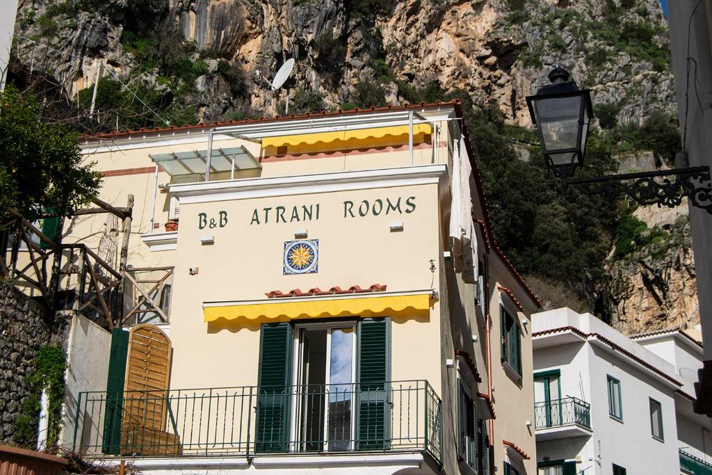 阿特拉尼Atrani Rooms的一座建筑,上面标有阅读非洲客房的标志