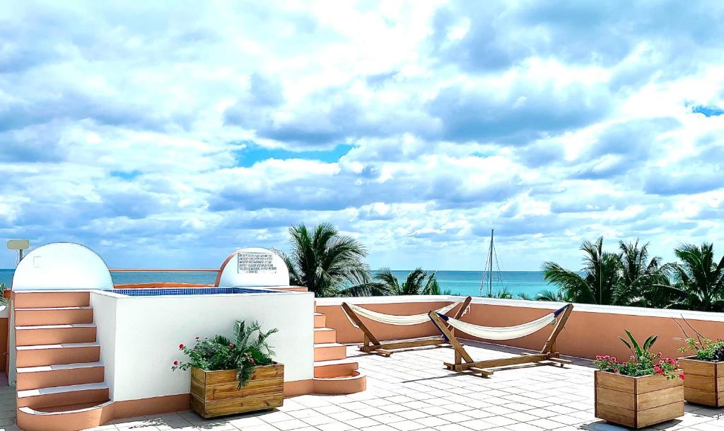 库尔克岛Seaside Villas的阳台配有椅子,享有海景。