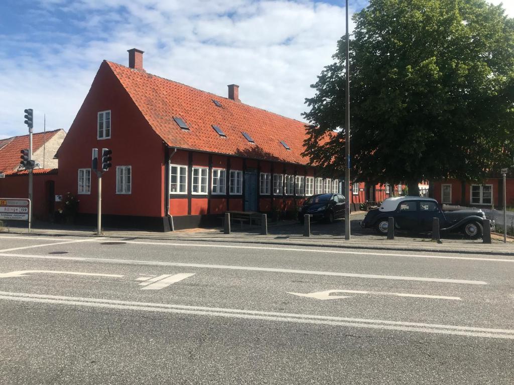 伦讷Toldboden Anno 1684的前面有一辆汽车停在红色的建筑