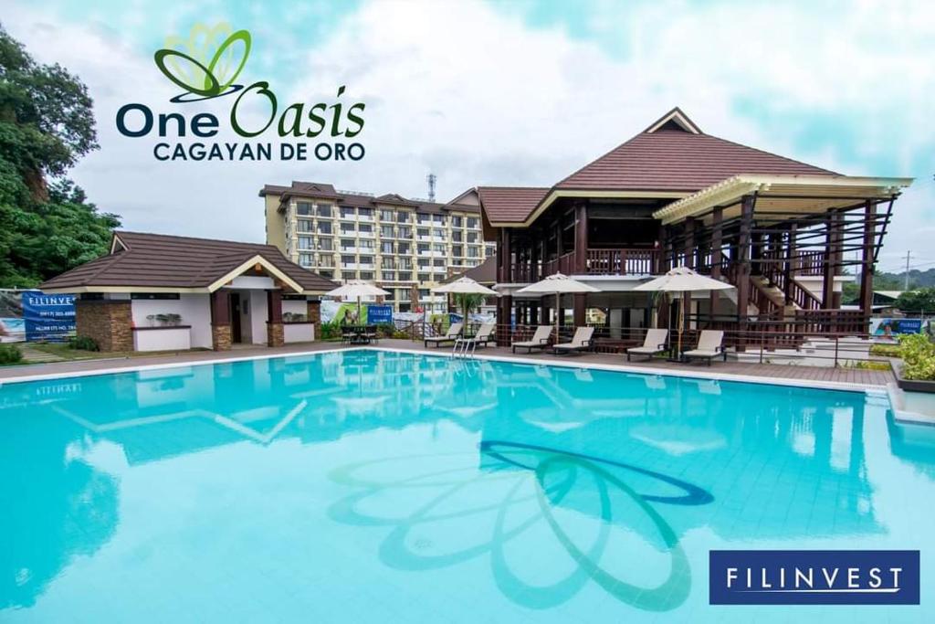 卡加盐德奥罗One Oasis By Paseo de Corazon Residence的大楼前设有游泳池的酒店