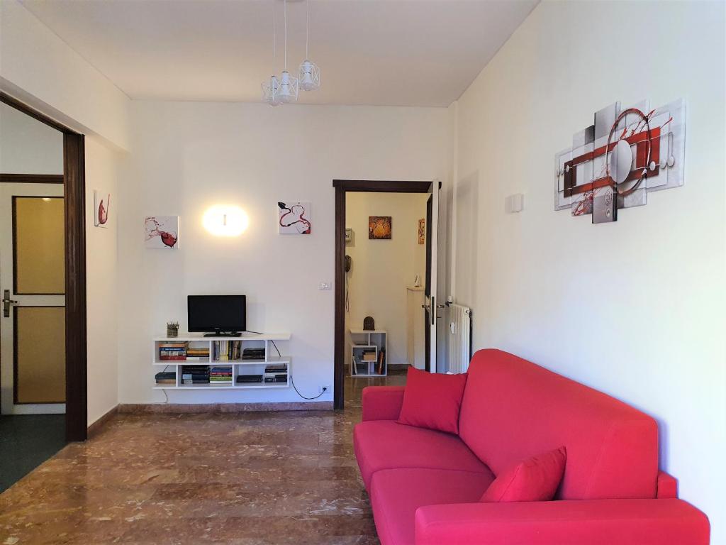 拉帕洛中心之家公寓的客厅配有红色沙发和电视