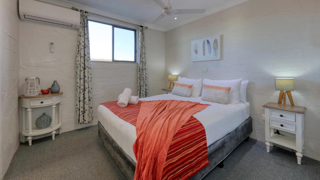 格拉夫顿格拉夫顿汽车旅馆的一间卧室设有一张大床和一个窗户。