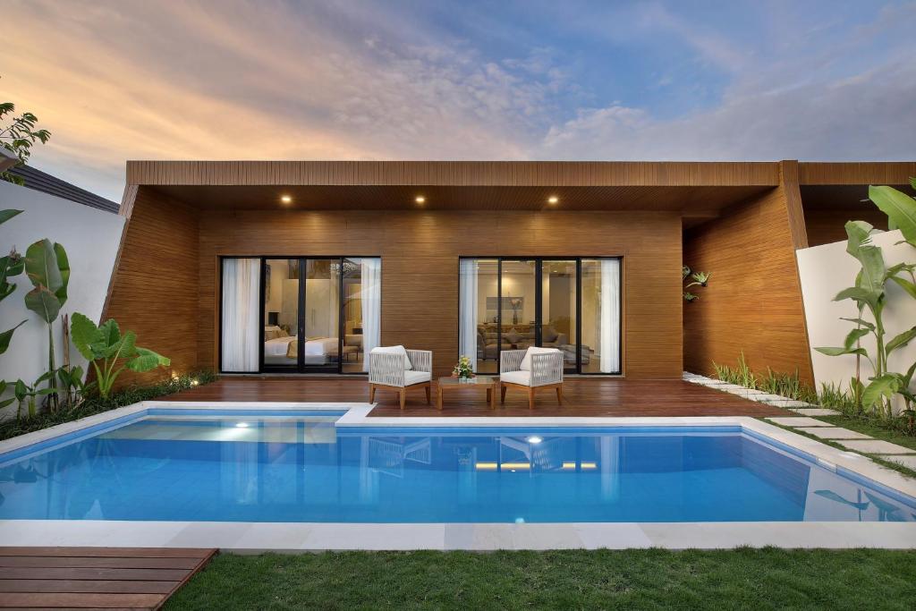 塞米亚克The Claremont Luxury Villas的一座房子后院的游泳池