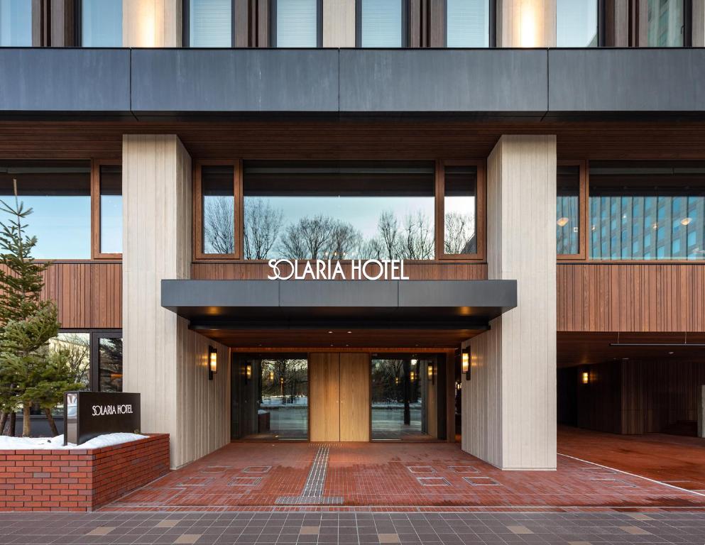 札幌Solaria Nishitetsu Hotel Sapporo的一座建筑,有Santa ana酒店的入口