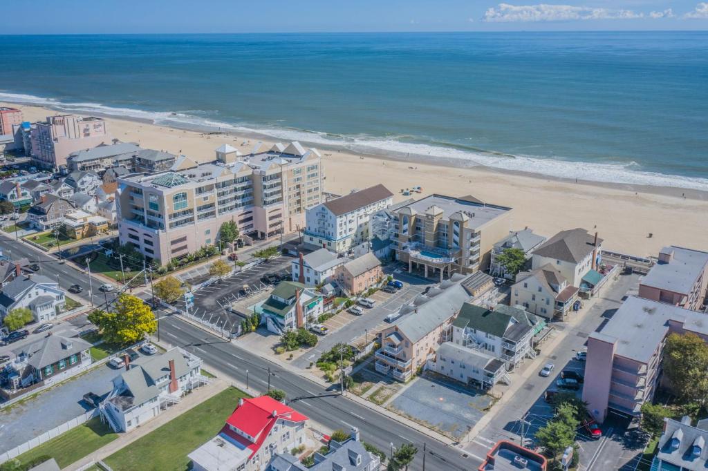大洋城诺克公寓酒店的享有城市和海滩的空中景致