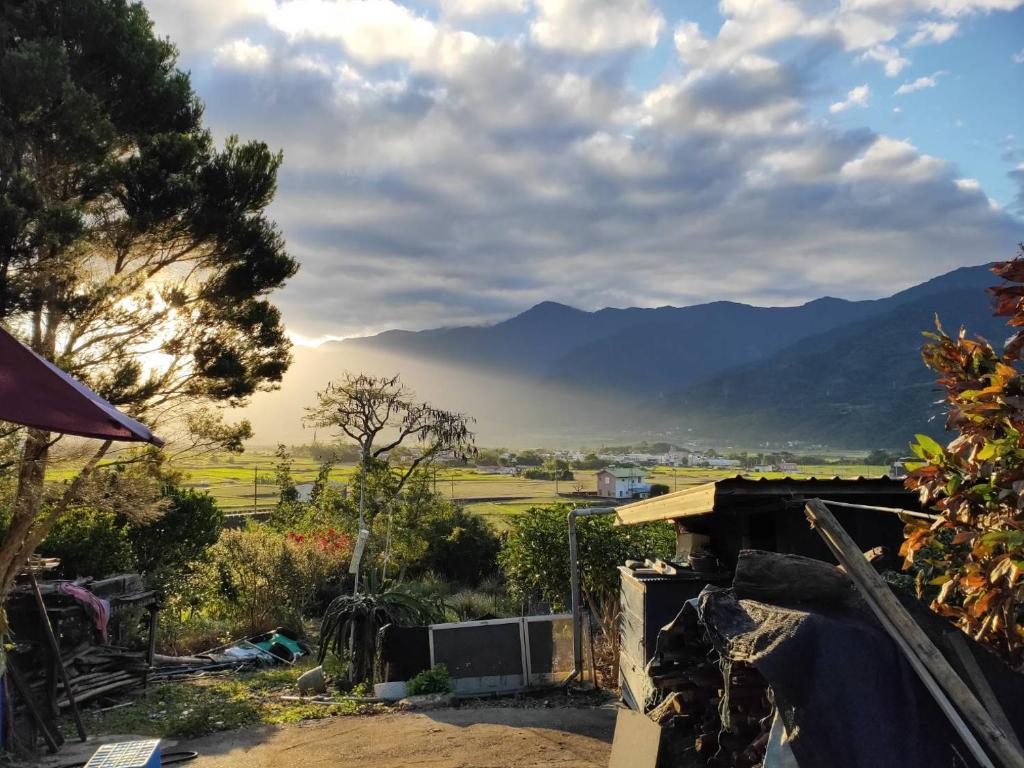 Chin-yüan花總管的从后院欣赏背景群山的景色