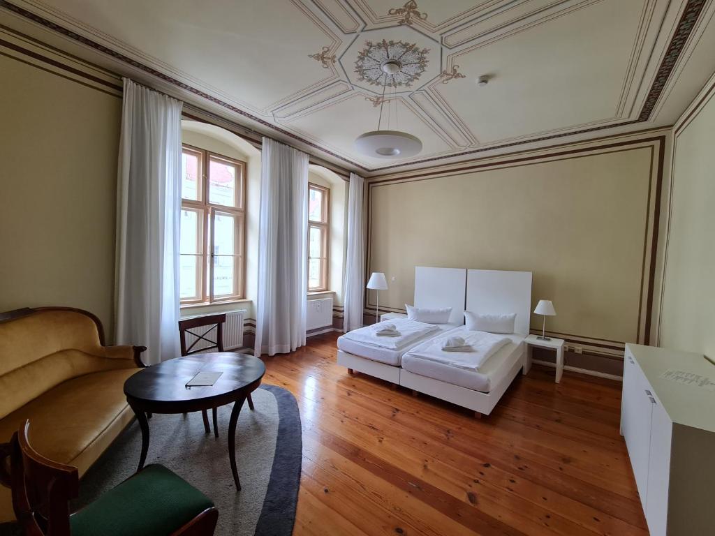 路德斯塔德·威特比Hotel Cranach-Herberge City Centre的客厅配有两张床和一张桌子