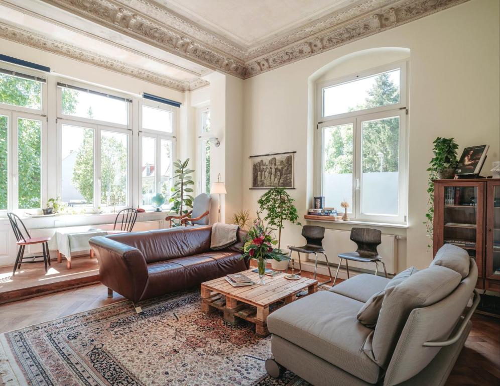 皮尔纳Villa Schmidt的客厅配有沙发和桌子