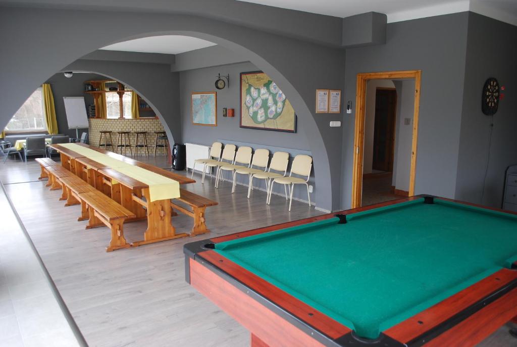 ApostagCasa Napsugár Panzió的配有台球桌和椅子的房间