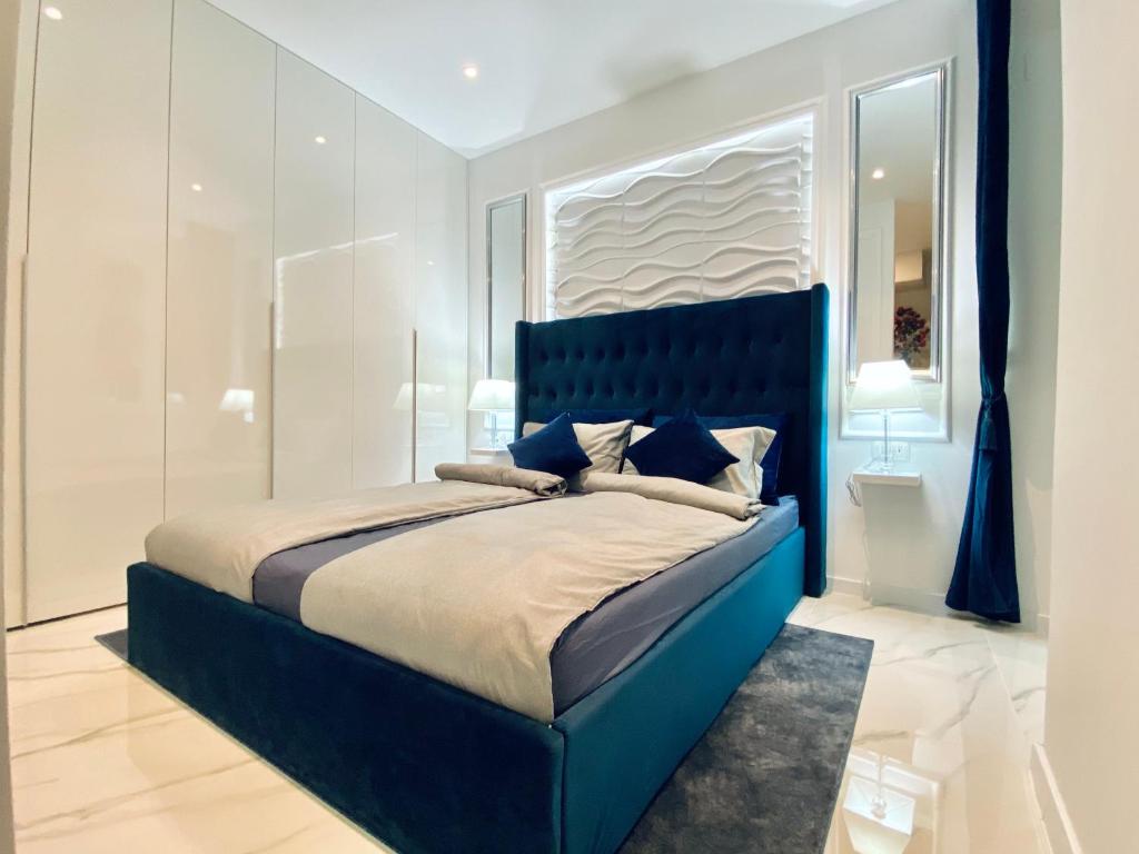 乌马格Studio Six的白色卧室内的一张蓝色床,设有窗户