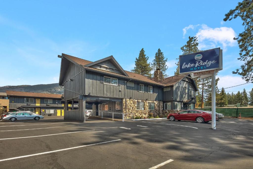 南太浩湖Lake Ridge South Lake Tahoe的停车场上带有标志的大型建筑