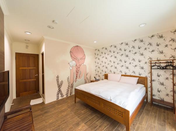 南湾垦丁恋南湾 的一间卧室设有一张床和鲜花墙