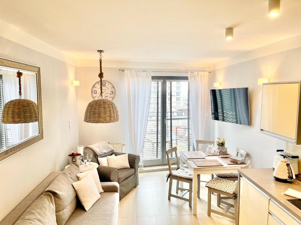 米兹多洛杰Edel Exclusive Apartments Villa Marea 102 Especially for You的客厅配有沙发和桌子