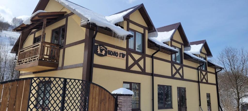 科洛恰瓦Коло Гір的屋顶上积雪的房子