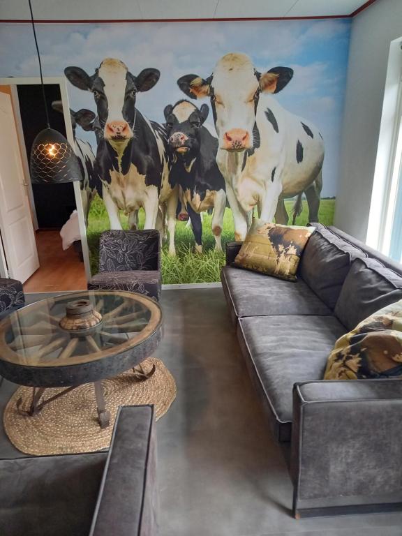 埃尔默洛Aan 't weitje的客厅墙上挂着牛壁画