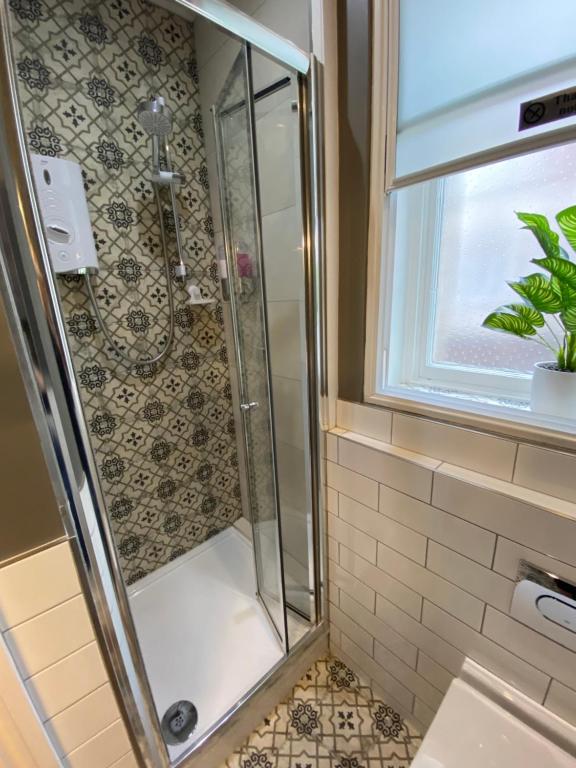 约克加尔特雷公寓的浴室里设有玻璃门淋浴
