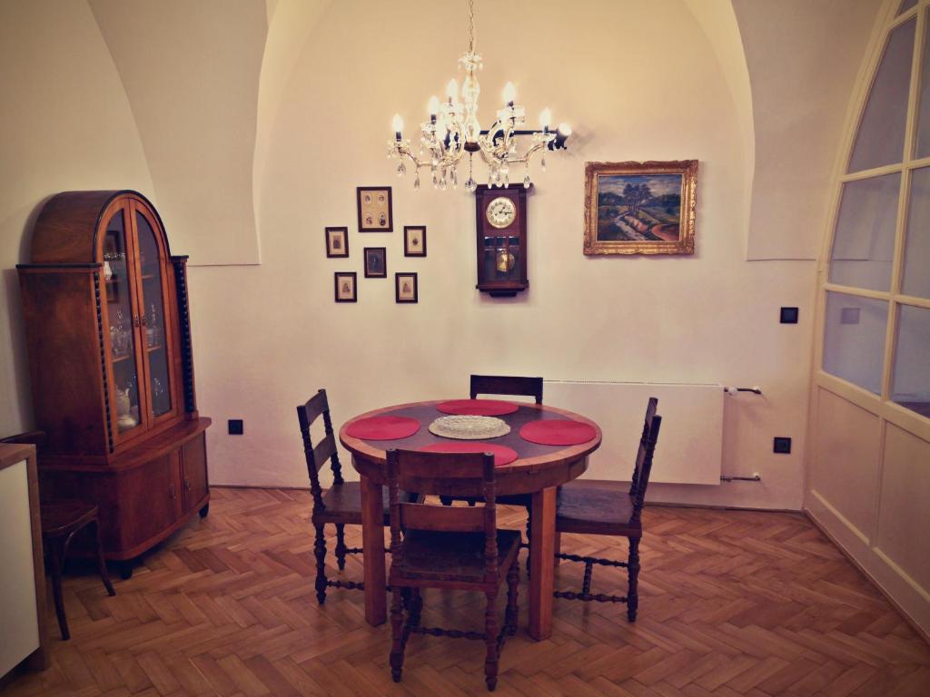 斯拉沃尼采Apartmány na Trojmezí, byt Leopold的一间带桌椅和时钟的用餐室