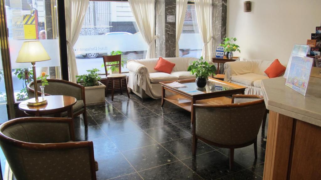 布宜诺斯艾利斯派拉梦图酒店的客厅配有沙发和桌椅