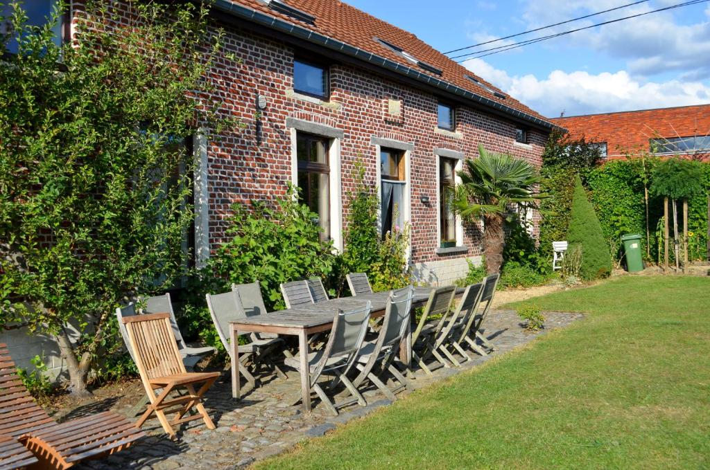 霍尔斯贝克Hageland Vakantieverblijf的砖屋前的一张木桌和椅子