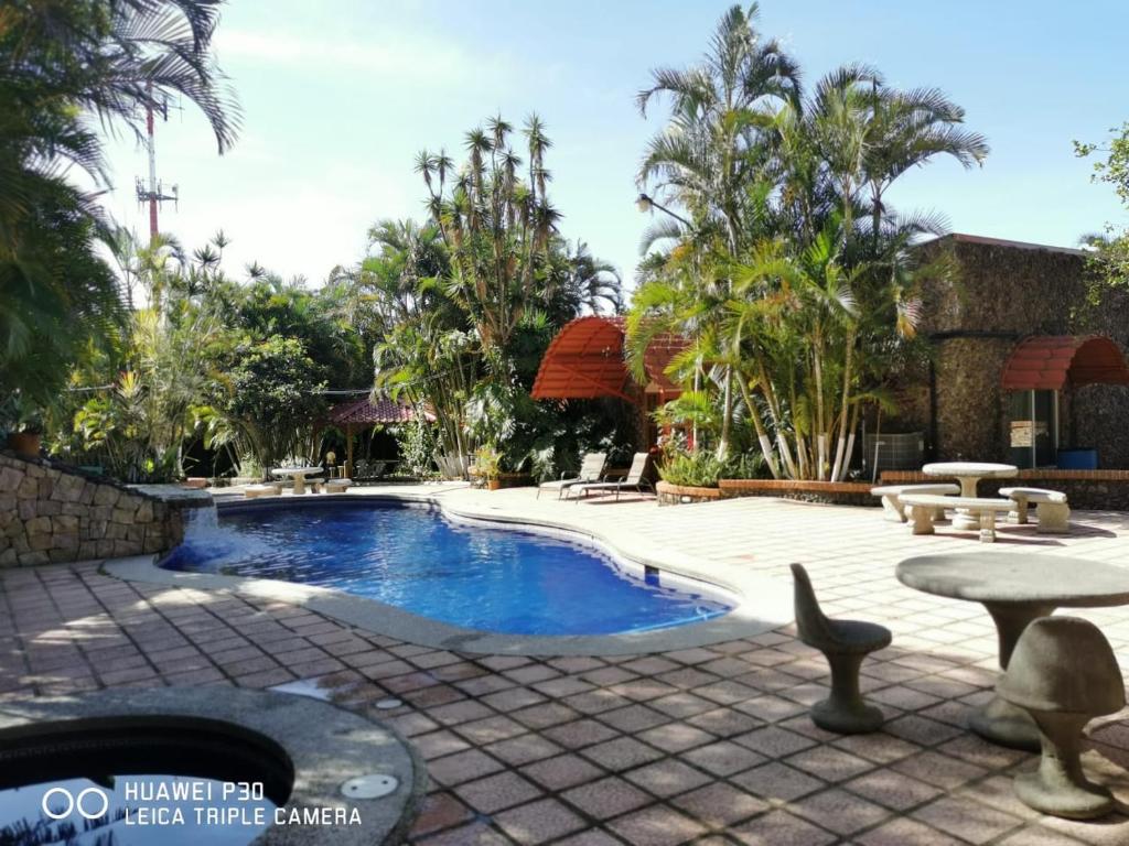 埃雷迪亚西贝莱斯度假酒店的一个带桌椅的度假村游泳池