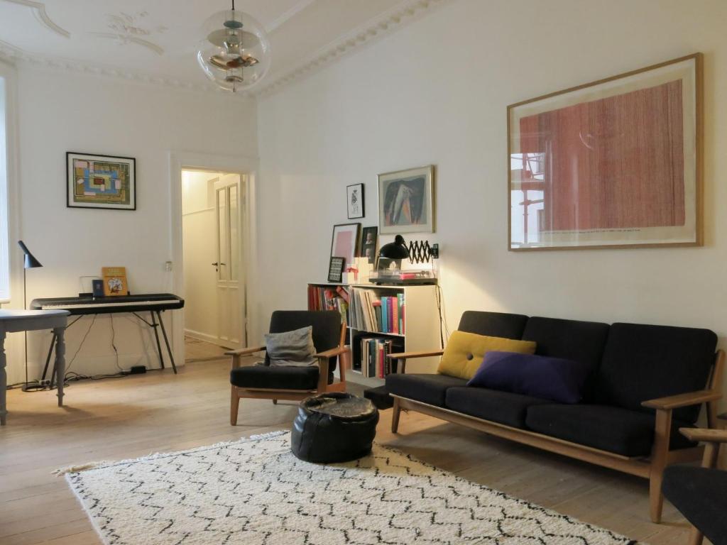 哥本哈根ApartmentInCopenhagen Apartment 1282的带沙发和钢琴的客厅