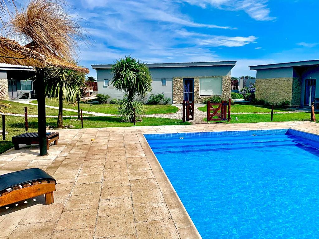 米拉玛Riviera del Sur - Apart hotel的房屋前的游泳池