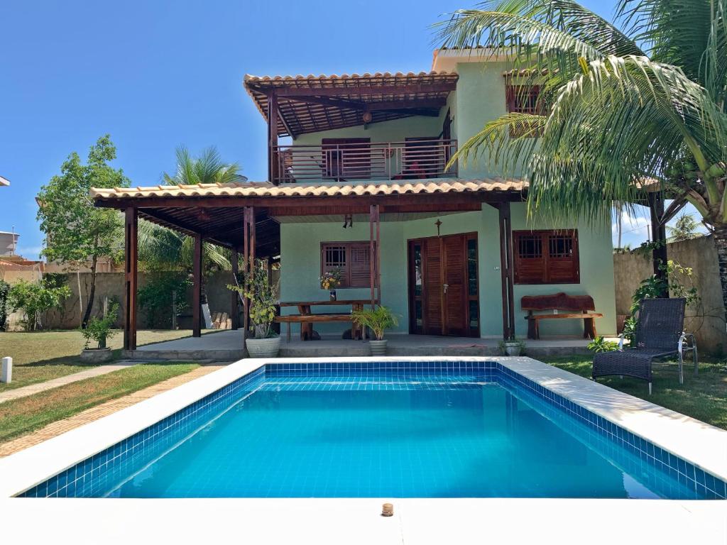 马拉戈日Casa em Peroba/Maragogi的别墅前设有游泳池
