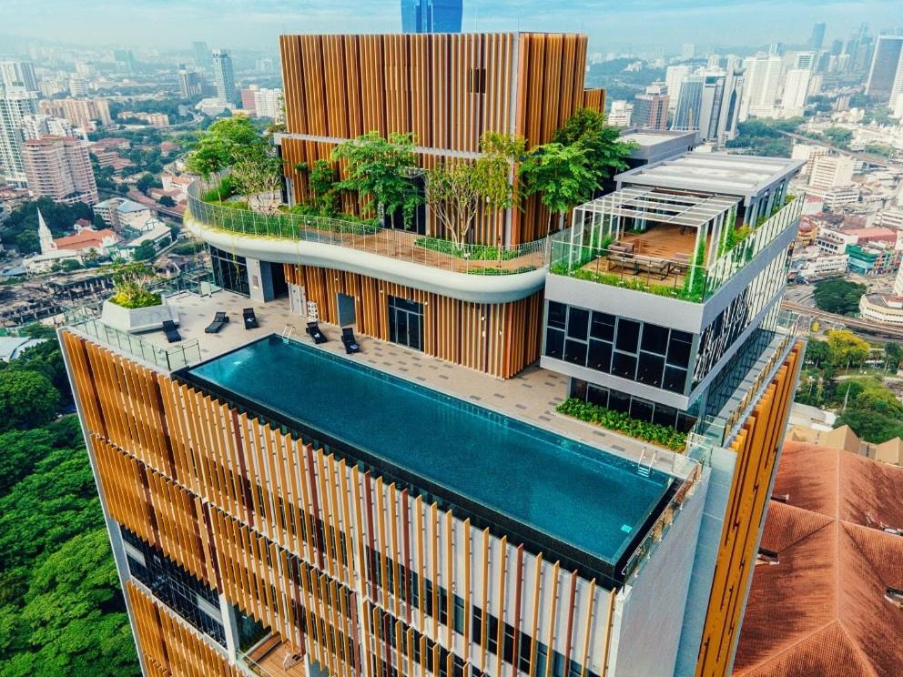吉隆坡Ceylonz Starlight Suites Bukit Bintang的一座建筑的顶部设有一个游泳池