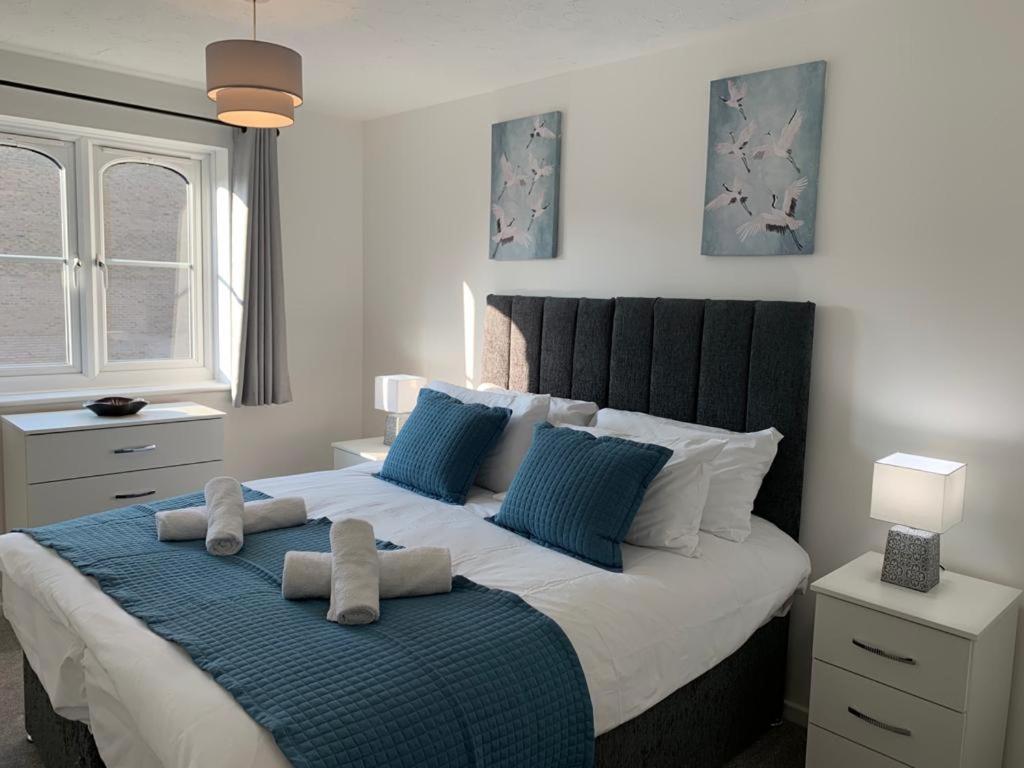 沃特福德Watford Gemini - Eton 1 - Nr Watford Junction, M1 ,M25的一间卧室配有一张带蓝色枕头的大床