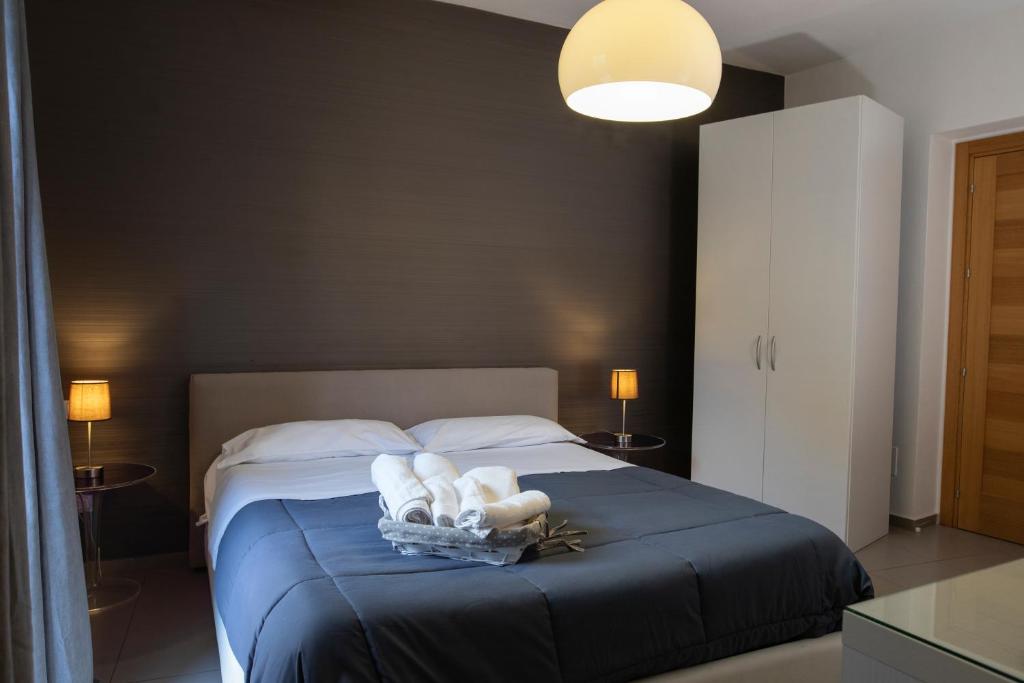 阿格里真托索奈多若酒店的一间卧室配有一张床,上面有两条毛巾