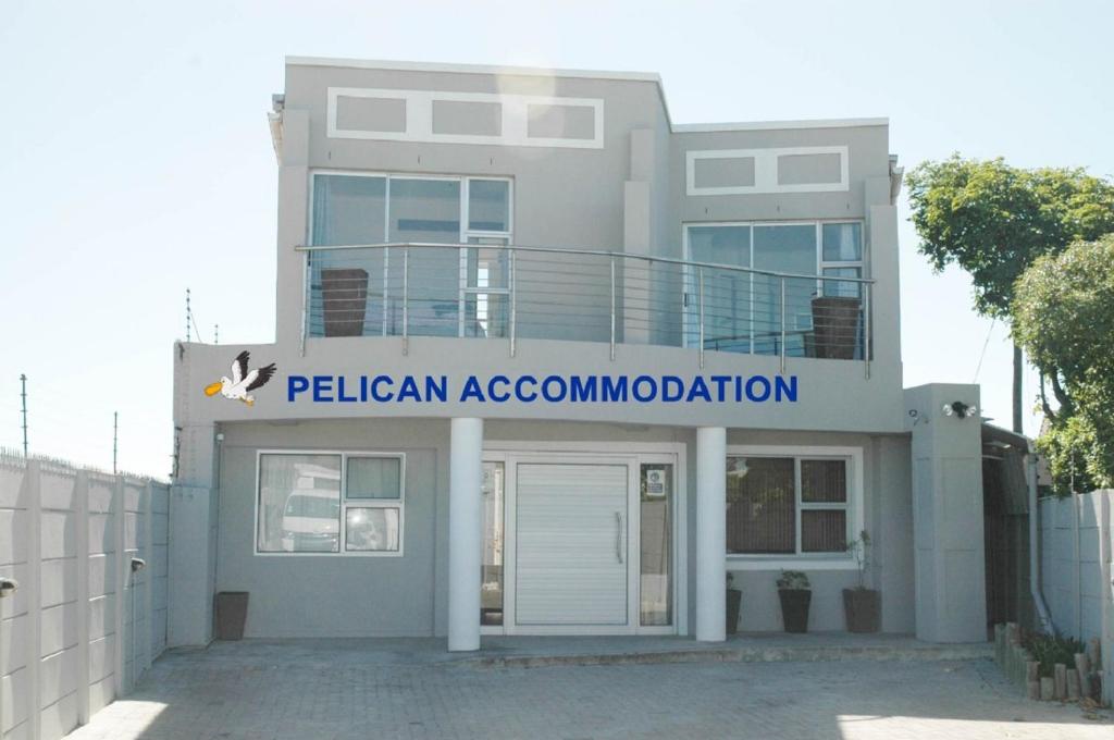 开普敦Pelican Accommodation Ottery的带有读 ⁇ 关联近似的标志的房子