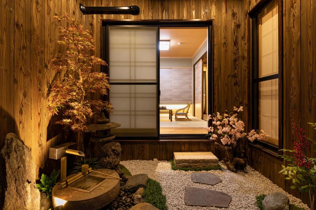 大阪Shirakabanoyado - Seiran的房屋设有带窗户和水槽的浴室
